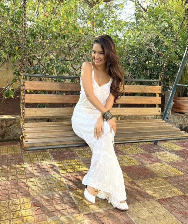 In Photos] Anushka Sen looks angelic in white flowy gown, fans love it |  IWMBuzz