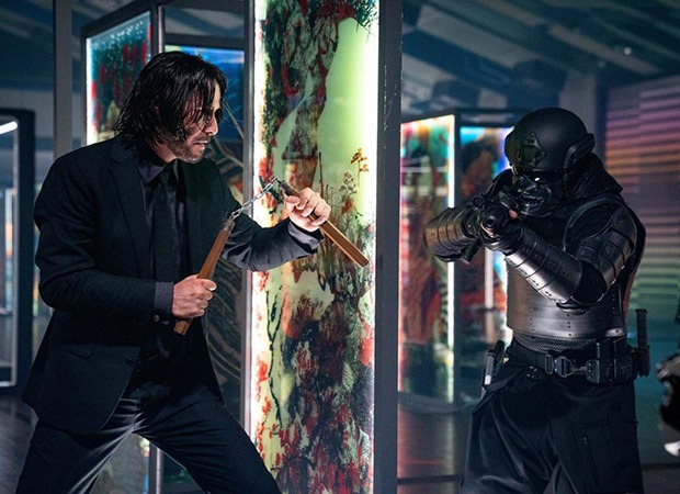 Keanu Reeves fighting in John Wick 4