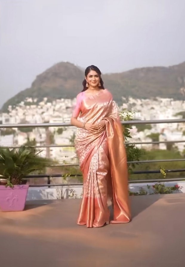 Mrunal Thakur, dressed in a blush pink brocade saree and with gajra in her  hair, has our whole attention : Bollywood News - Bollywood Hungama