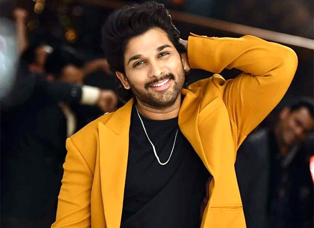 Allu Arjun fans go crazy as Pushpa star greets a huge crowd, waves at them,  blows kisses, watch : Bollywood News - Bollywood Hungama