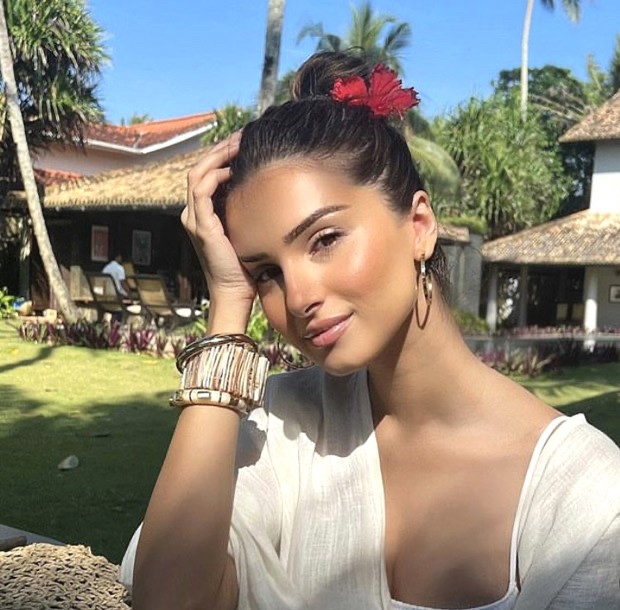 Tara Sutaria is the chicest beach beauty as she basks in the sun sporting a  breezy white outfit and a red flower in her hair : Bollywood News -  Bollywood Hungama