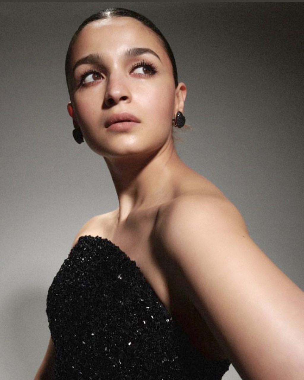 Alia Bhatt raises oomph in a wire strapless dress and its price will get  you a luxury smartphone