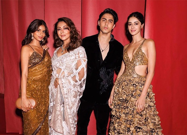 Ananya Panday poses with Shah Rukh Khan's family including Aryan Khan and  Suhana Khan : Bollywood News - Bollywood Hungama