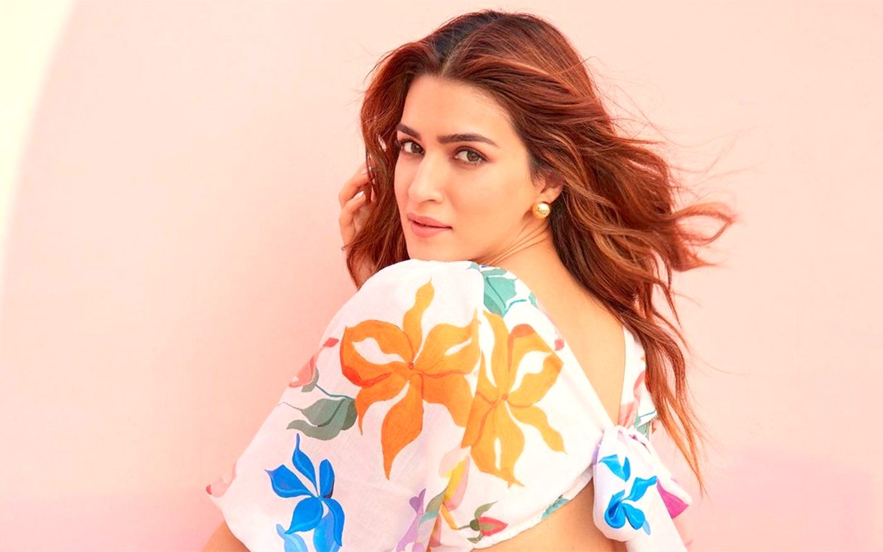 Kriti Sanon shines in flowery top during behind-the-scenes shoot for new  project : Bollywood News - Bollywood Hungama