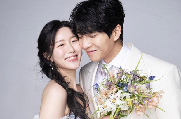 Lee Seung Gi croons ‘Will You Marry Me’ for Lee Da In at their wedding ceremony, dreamy photos and videos go viral 