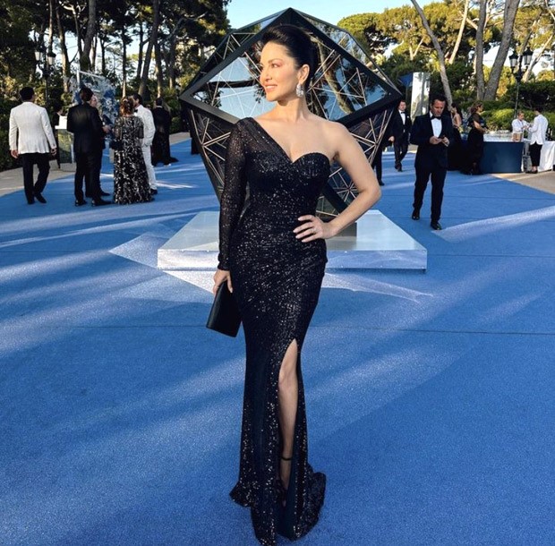 Cannes 2023: Sunny Leone is a dazzling vision in black blingy off-shoulder  gown, radiating elegance at the Amfar Gala : Bollywood News - Bollywood  Hungama