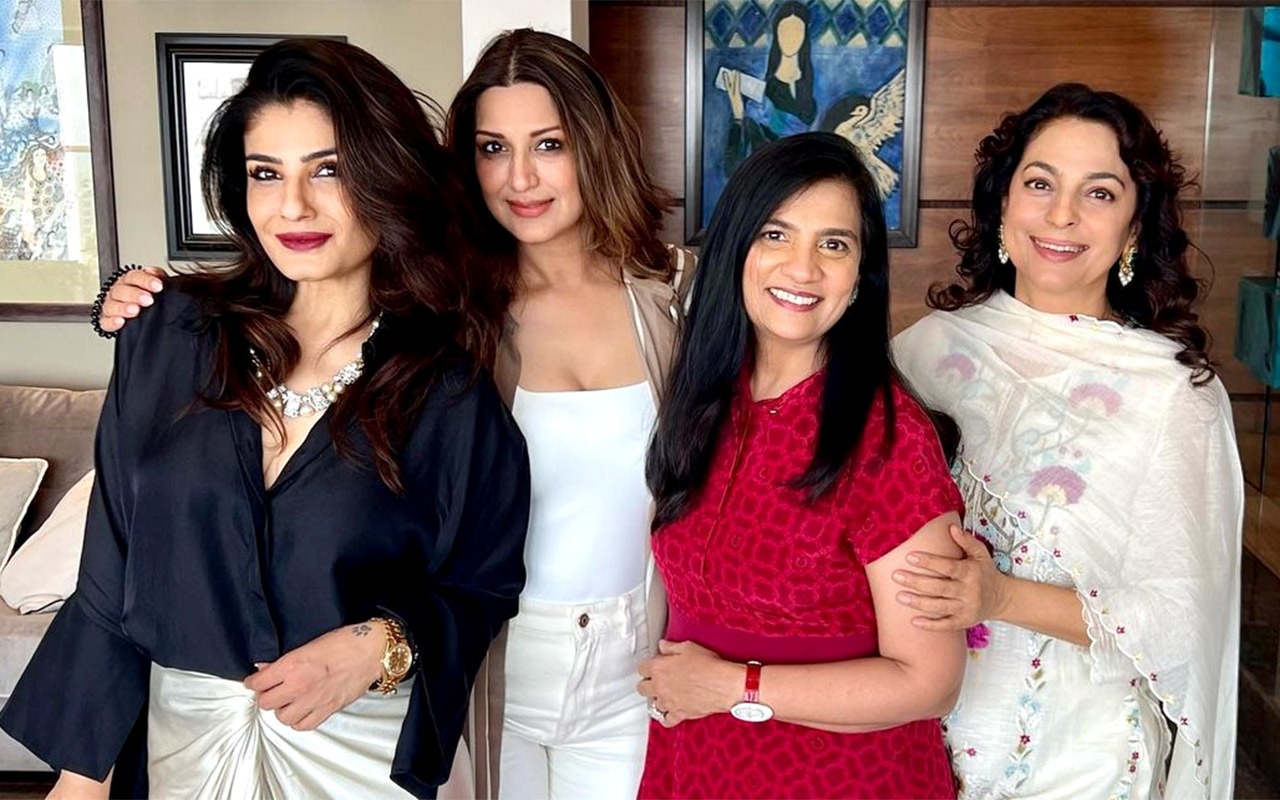 Raveena Tandon Fucking Video - Raveena Tandon celebrates Padma Shri win with her girl gang, Juhi Chawla,  Sonali Bendre and Shilpa Shetty; see pics : Bollywood News - Bollywood  Hungama