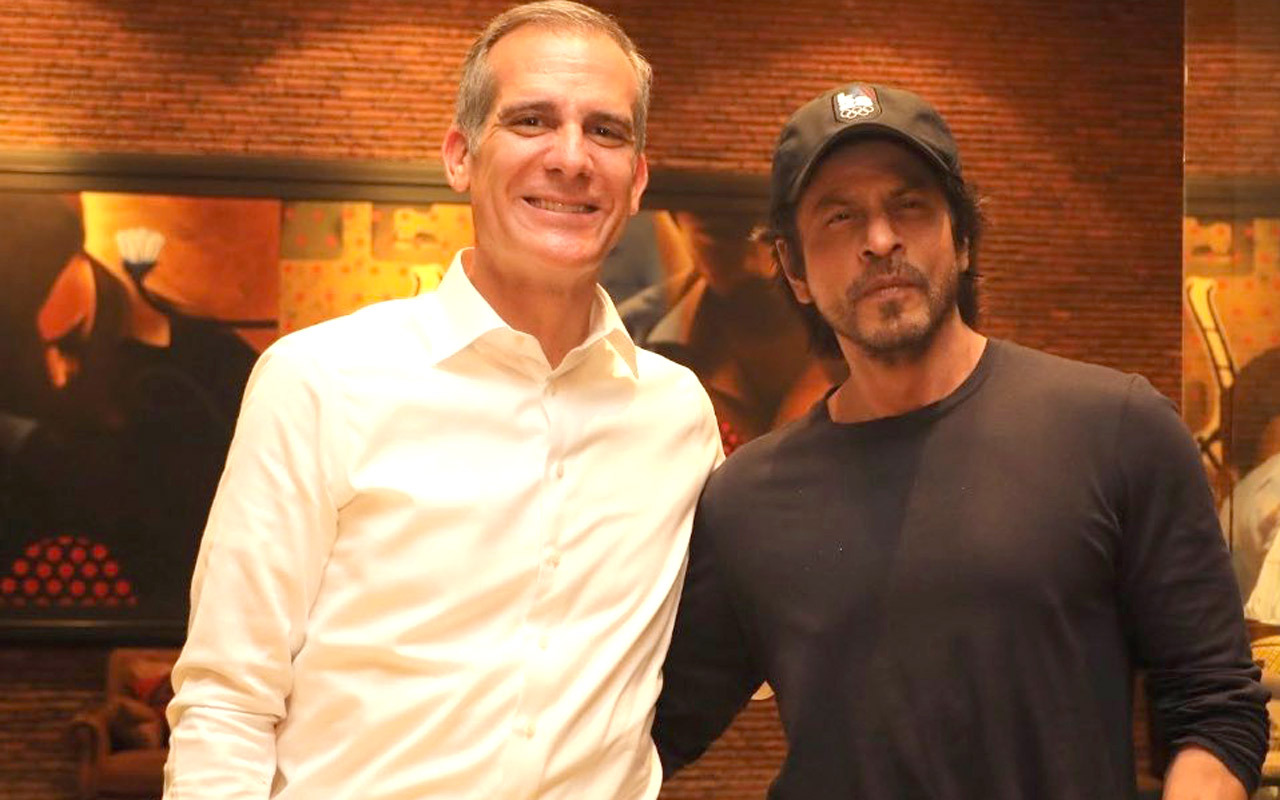 US Ambassador Eric Garcetti meets Shah Rukh Khan at Mannat; jokes ‘Is it time for my Bollywood debut’ US Ambassador Eric Garcetti meets Shah Rukh Khan at Mannat; jokes ‘Is it time for my Bollywood debut’
