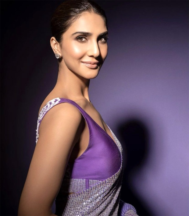 Vaani Kapoor weaves six yards of ethnic magnificence in golden silk saree |  Times of India