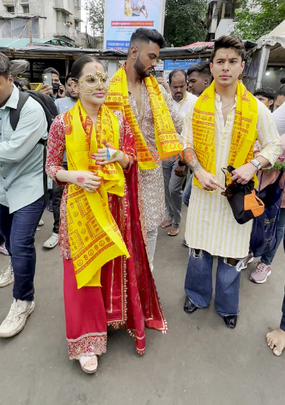 Photos: Uorfi Javed and Pratik Sehajpal snapped at Siddhivinayak Temple