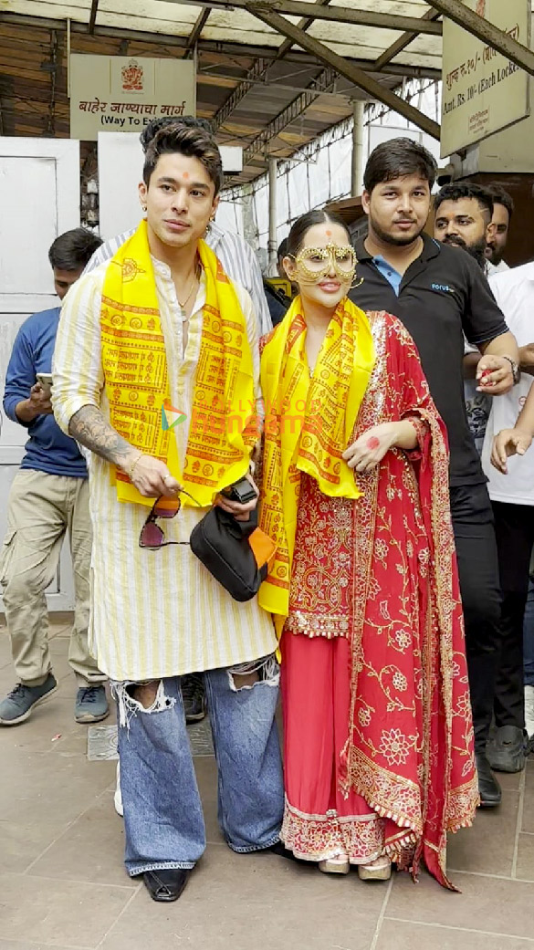 Photos: Uorfi Javed and Pratik Sehajpal snapped at Siddhivinayak Temple