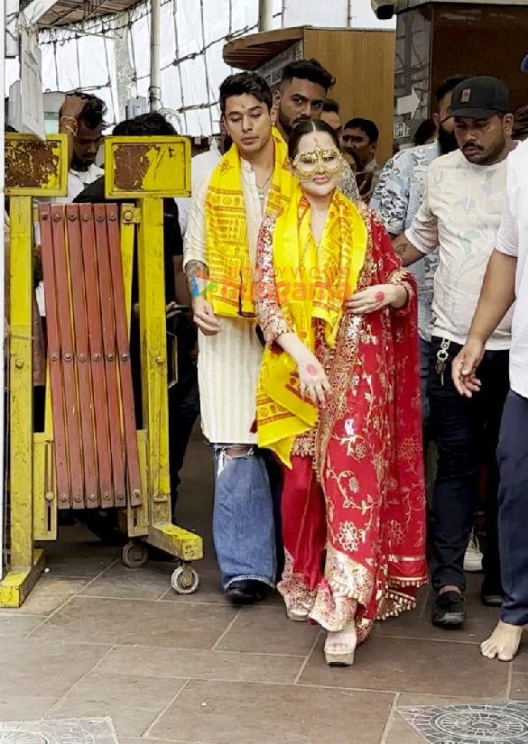 Photos: Uorfi Javed and Pratik Sehajpal snapped at Siddhivinayak Temple