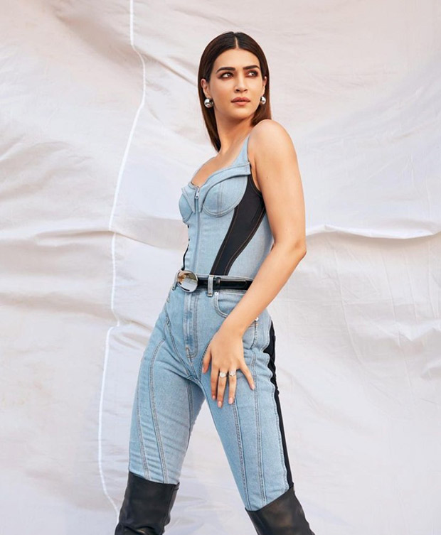 Kriti Sanon gives us a daring double dose of denim in a bodysuit, jeans and  boots for Ganapath promotions : Bollywood News - Bollywood Hungama