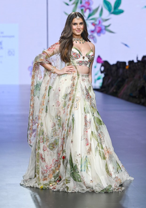 Tara Sutaria graces the runway as the showstopper for Mahima Mahajan at  Lakmé Fashion Week : Bollywood News - Bollywood Hungama