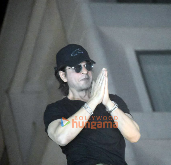 Photos: Shah Rukh Khan greets fans on his 58th birthday at midnight ...