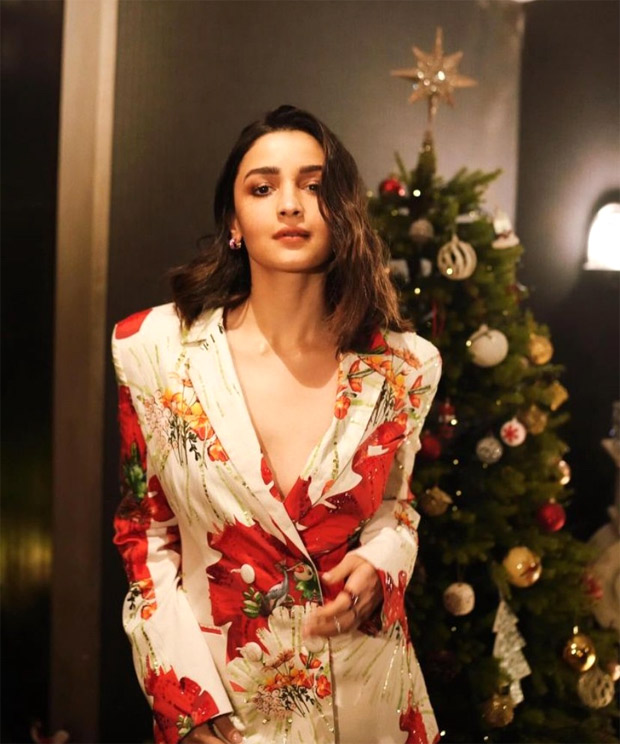alia bhatt christmas dress alia bhatt for christmas : r/BollywoodFashion