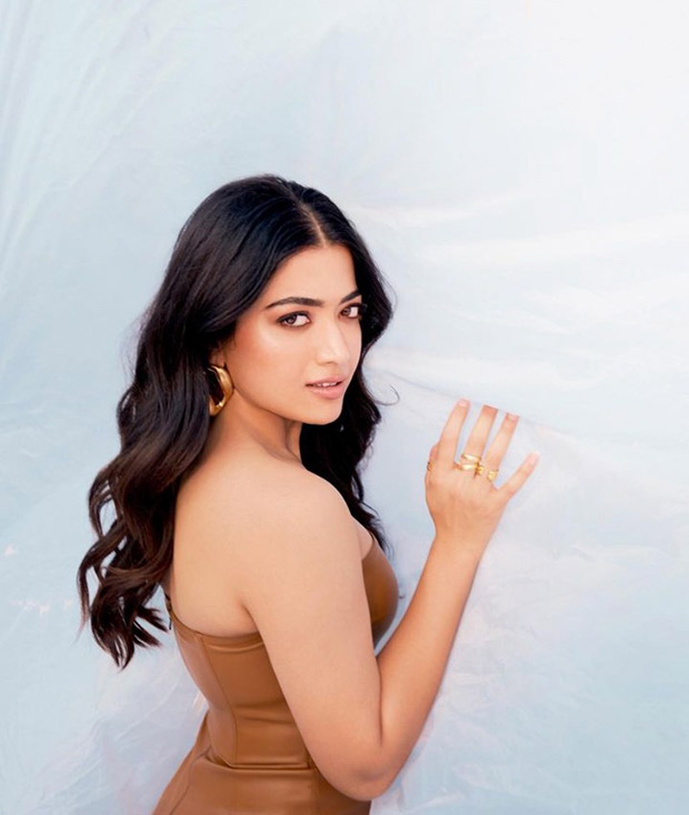 rashmika mandanna brown dress Rashmika (@rashmika_mandanna) wears our classic saree adorned with delicate pearl borders, an ensemble that embodies understated glamour. The saree is paired with a hand-embroidered