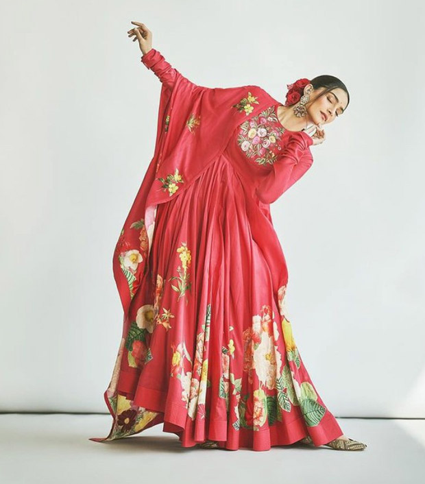 Sonam Kapoor is imparting a sense of spring even in winters by wearing her  red floral Anarkali : Bollywood News - Bollywood Hungama