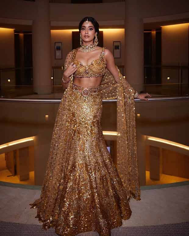 Janhvi Kapoor exudes golden grandeur in bedazzled Falguni Shane Peacock  mermaid-style lehenga constructed using real gold temple jewellery at Anant  Ambani-Radhika Merchant wedding : Bollywood News - Bollywood Hungama
