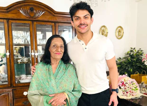 Sky Force actor Veer Pahariya meets the family of war hero Squadron Leader Devayya; see pics