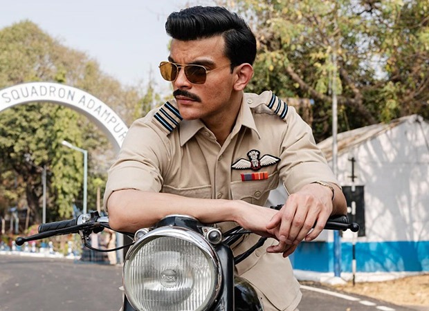 EXCLUSIVE: Sky Force co-director Abhishek Anil Kapur reveals that Akshay  Kumar smoked herbal cigarettes: “Akshay sir ko hum asli mein kyun smoke  karayenge? Neither do I smoke nor does he” : Bollywood