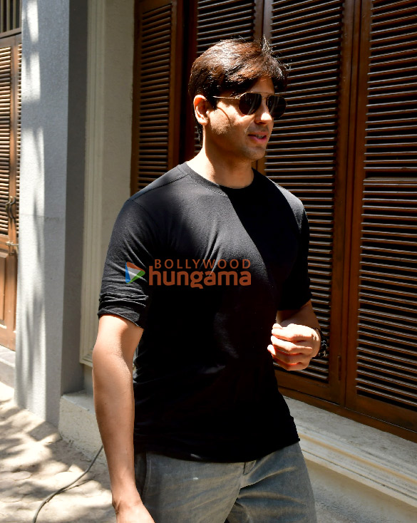 Photos: Sidharth Malhotra snapped during a shoot in Saki Naka