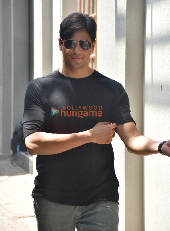 Photos: Sidharth Malhotra snapped during a shoot in Saki Naka