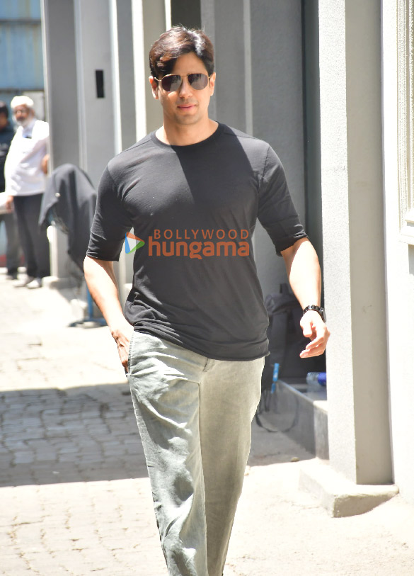 Photos: Sidharth Malhotra snapped during a shoot in Saki Naka