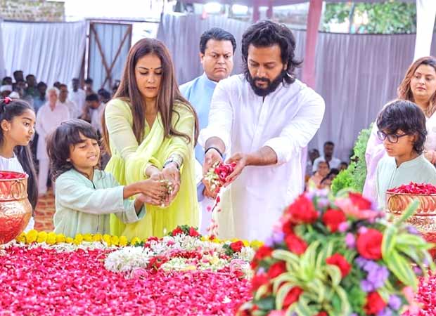 Riteish Deshmukh and Genelia Deshmukh pay emotional tribute to Vilasrao  Deshmukh on his birth anniversary : Bollywood News - Bollywood Hungama
