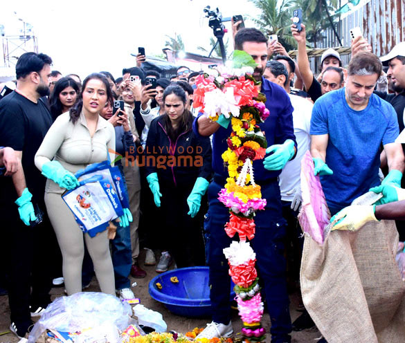 Photos: Akshay Kumar and Amruta Fadnavis spearhead Divyaj Foundation’s Mumbai Beach Cleanup during Ganesh Chaturthi 2025