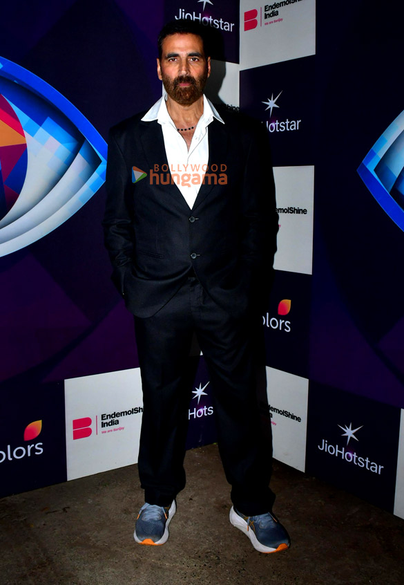Photos: Akshay Kumar and Arshad Warsi snapped promoting Jolly LLB 3 on the sets of Bigg Boss 19