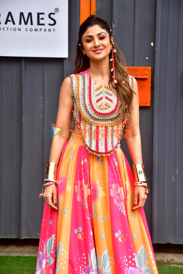 Photos: Bhagyashree and Shilpa Shetty snapped on sets of Super Dancer 5