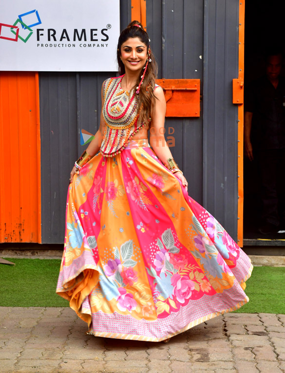 Photos: Bhagyashree and Shilpa Shetty snapped on sets of Super Dancer 5