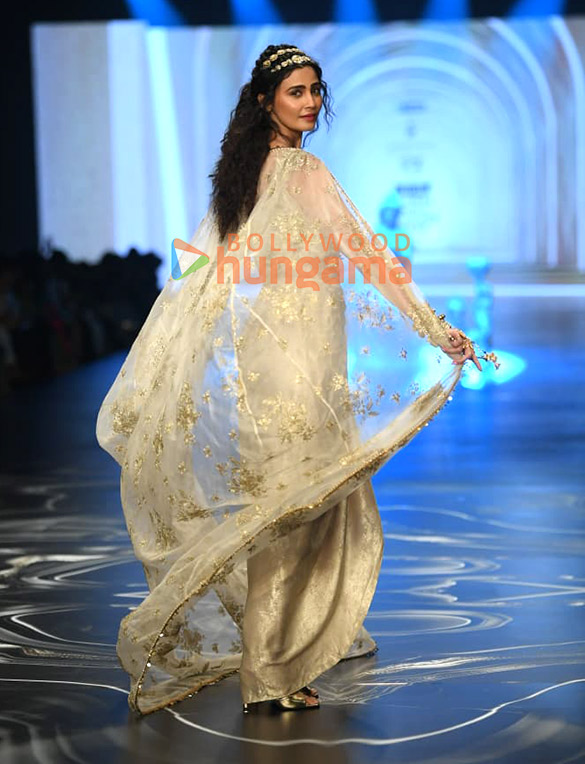 Photos: Daisy Shah turned showstopper at the Global India Couture Week where Dr. Tvacha presented Manali Jagtap's Festive Resort Wear Collection