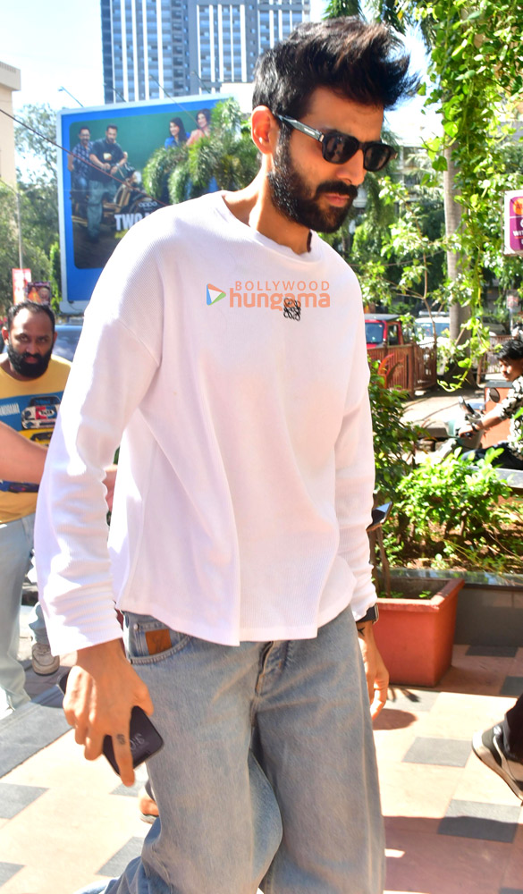 Photos: Kartik Aaryan snapped at Anees Bazmee's office in Andheri