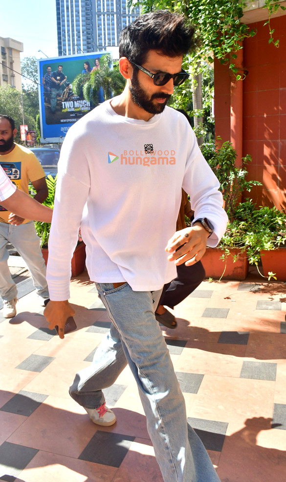 Photos: Kartik Aaryan snapped at Anees Bazmee's office in Andheri