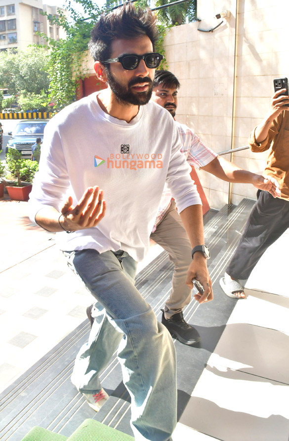 Photos: Kartik Aaryan snapped at Anees Bazmee's office in Andheri