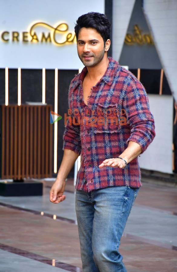 Photos: Varun Dhawan, Maniesh Paul and Rohit Saraf snapped in Andheri