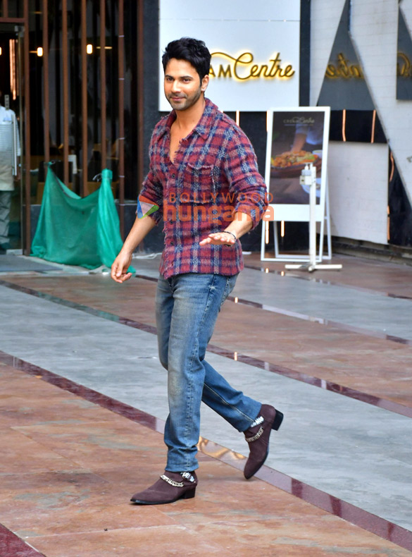 Photos: Varun Dhawan, Maniesh Paul and Rohit Saraf snapped in Andheri