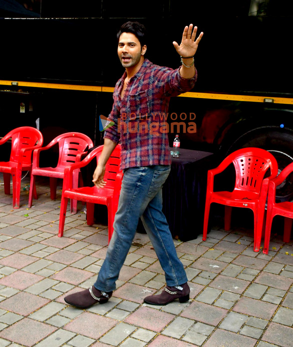 Photos: Varun Dhawan, Maniesh Paul and Rohit Saraf snapped in Andheri