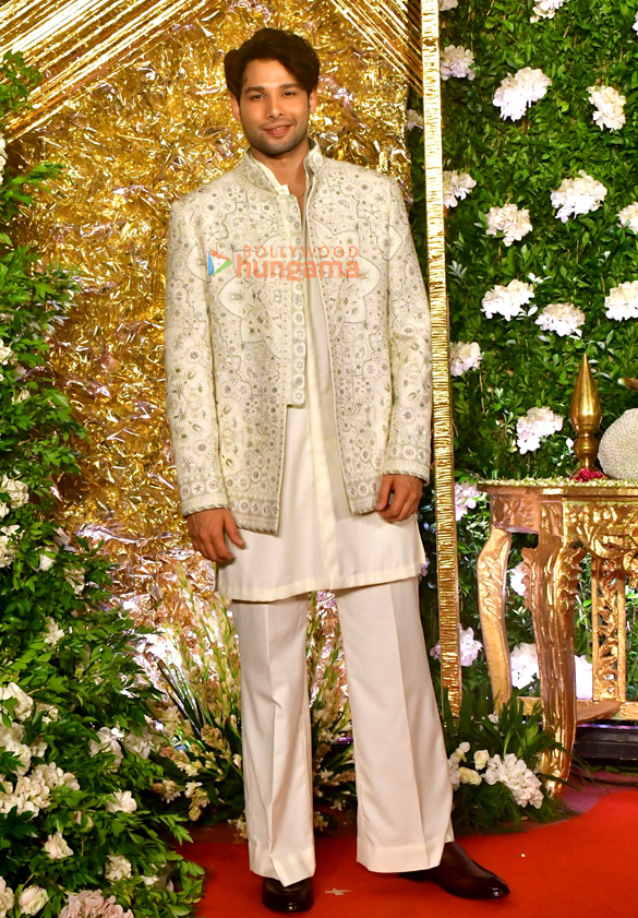 Photos: Hrithik Roshan, Saba Azad, Mrunal Thakur, Pooja Hegde, Mouni Roy, Nora Fatehi and others snapped attending Ramesh S Taurani’s Diwali bash