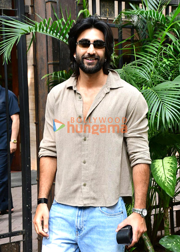Photos: Jaaved Jaaferi, Meezaan Jafri, Naved Jaffrey and Ravi Behl snapped outside Tuscany Apartment in Khar