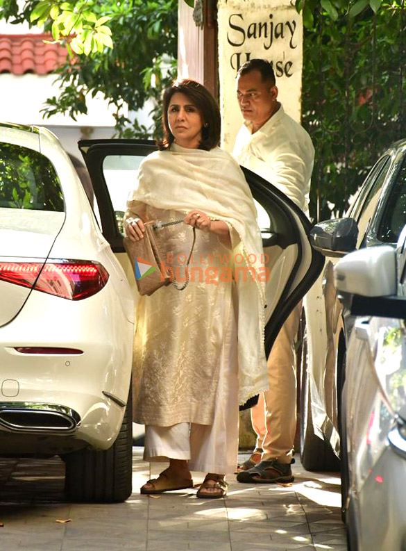 Photos: Hrithik Roshan, Kareena Kapoor Khan, Karisma Kapoor and others snapped at Sanjay Khan’s house in Juhu