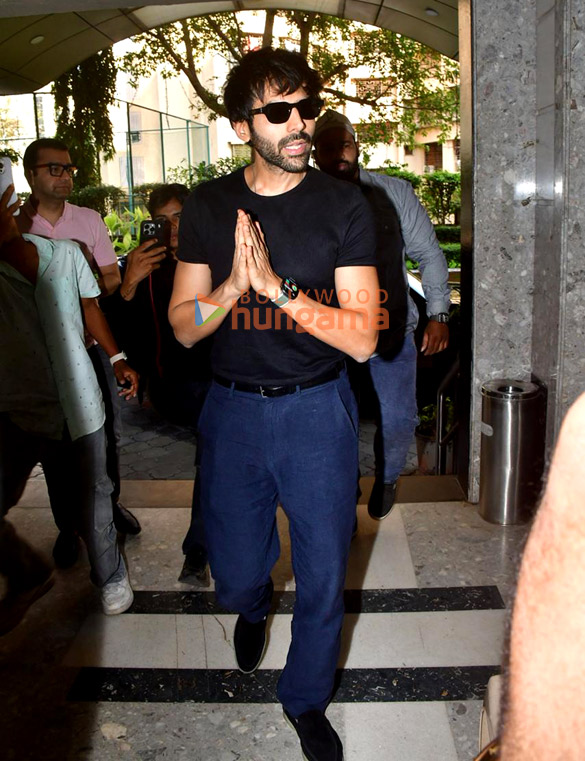 Photos: Kartik Aaryan snapped in Andheri