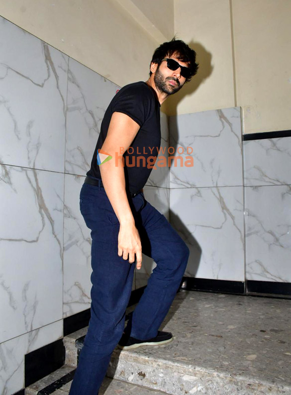 Photos: Kartik Aaryan snapped in Andheri