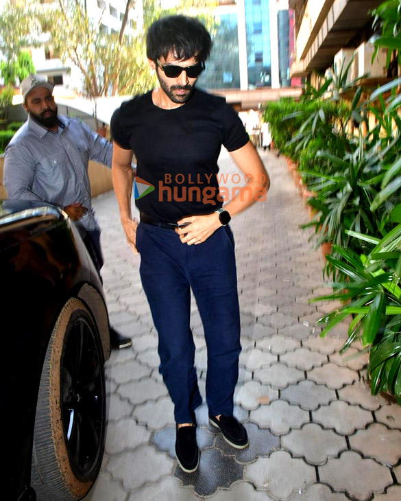 Photos: Kartik Aaryan snapped in Andheri