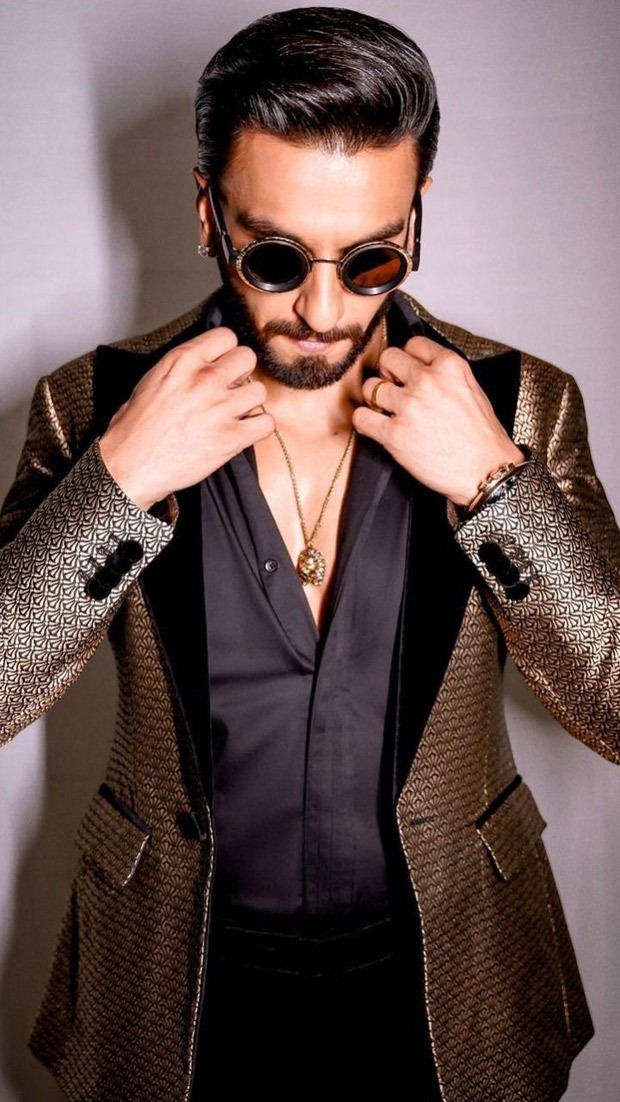 6 power suit moments that prove Ranveer Singh owns the style game 6 : Bollywood News - Bollywood Hungama 6 power suit moments that prove Ranveer Singh owns the style game 6 : Bollywood News - Bollywood Hungama