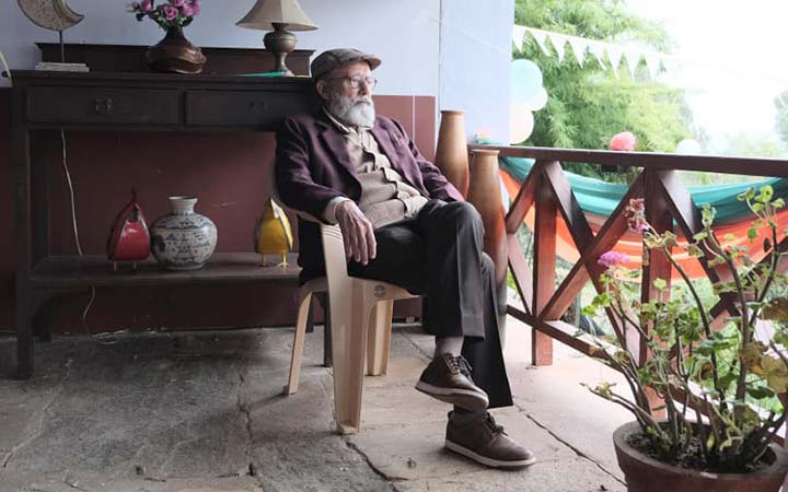 Movie Review: JAB KHULI KITAAB is a heartwarming tale that rests on the acts of Pankaj Kapur and Dimple Kapadia