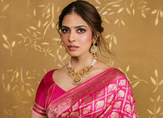 Silk Saree: Malavika Mohanan brings regal South Indian elegance to the fore in a magenta-pink silk saree